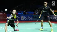 Ganda campuran Indonesia, Hafiz Faizal/Gloria Emanuelle Widjaja mengembalikan kok ke arah Ricky Karandasuwardi/Debby Susanto pada 8 besar Indonesia Open 2018 di Istora GBK, Jakarta, Jumat (6/7). Hafiz/Gloria unggul. (Liputan6.com/Helmi Fithriansyah)