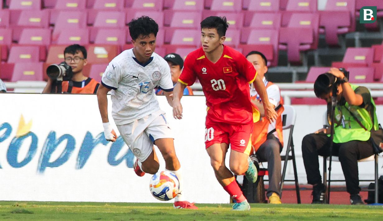 Sayangnya, keunggulan Filipina hanya bertahan selama lima menit. Vietnam berhasil mencetak gol balasan dan membuat kedudukan menjadi imbang 1-1 lewat gol Nguyen Dinh Bac pada menit ke-41. Skor imbang itu bertahan hingga 45 menit pertama berakhir. (Bola.com/Abdul Aziz)