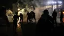 Ratusan demonstran berkumpul di Kedutaan Besar Prancis dan Amerika Serikat sebagai bentuk protes. (JOSEPH EID/AFP)