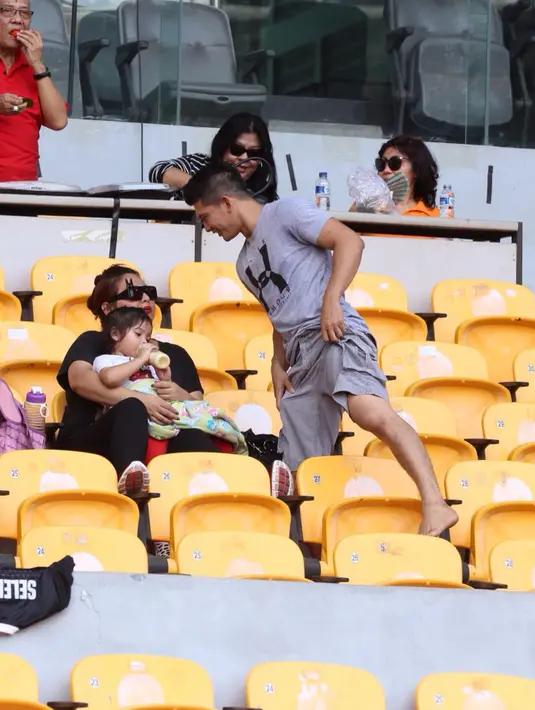 Dalam turnamen piala bergilir tersebut, hadir juga istri Iko Uwais, Audy Item beserta putrinya, Atreya Uwais. (Andy Masela/Bintang.com)