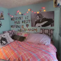 Setomboy apapun cewek, di kamarnya pasti ada barang-barang ini. At least. (Via: atzine.com)