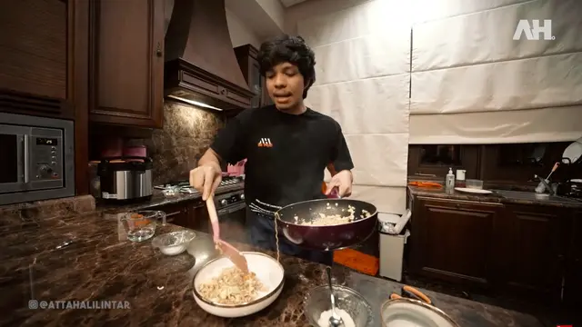 Momen Atta Halilintar Masak Pertama Kali Untuk Aurel, Jadi Suami Romantis. (Sumber: YouTube/Atta Halilintar)