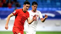 Pemain Timnas Indonesia, Shayne Pattynama (kanan) berebut bola dengan pemain China, Behram Abduweli saat laga lanjutan putaran ketiga Grup C Kualifikasi Piala Dunia 2026 di Qingdao Youth Stadium, Qingdao, China, Selasa (15/10/2024). (AFP)