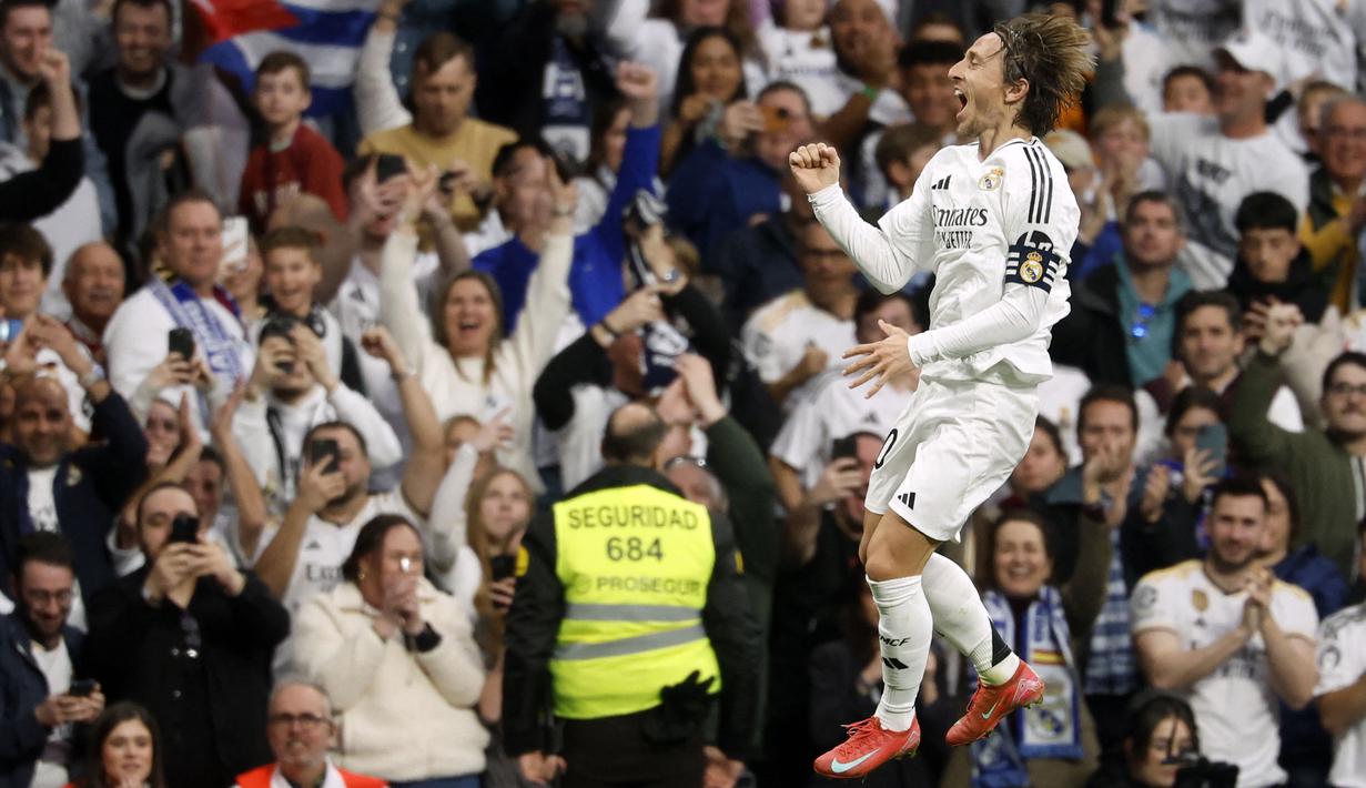 Pemain Real Madrid, Luka Modric melakukan selebrasi setelah mencetak gol ke gawang Girona dalam laga lanjutan Liga Spanyol 2024/2025 di Stadion Santiago Bernabeu, Madrid, Minggu (24/02/2025) waktu setempat. (AFP/Pierre-Philippe Marcou)