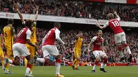 Selebrasi gol pemain Arsenal, Nacho Monreal (kanan) saat melawan Brighton pada lanjutan Premier League di Emirates Stadium, London, (1/10/2017). Arsenal menang 2-0. (AFP/Adrian Dennis)