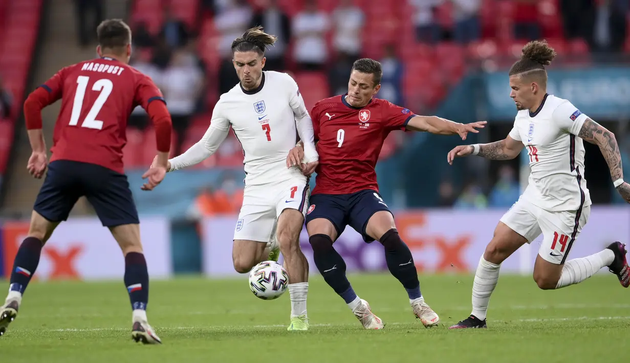 Memasuki menit-menit akhir, Timnas Inggris mendapat tekanan dari Republik Ceska. Tetapi sampai laga berakhir, tidak ada gol tambahan yang tercipta. Inggris akhirnya mengunci kemenangan dengan skor 1-0. (Foto: AP/Pool/Laurence Griffiths)