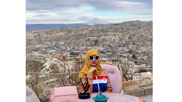 6 Potret Amel Alvi, DJ Cantik yang Mulai Belajar Berhijab