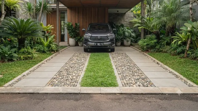 Inspirasi Carport dengan Jalur Rumput Gajah Mini
