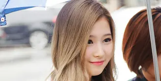 Sana Twice merupakan salah satu idol yang selalu memperhatikan penampilannya. Gadis cantik ini kerap gonta-ganti warna rambut, dari warna yang terang sampai warna yang kalem. (Foto: koreaboo.com)