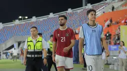 Raut muka sedih dan kecewa Jens Raven (tengah) setelah selesai bertanding Timnas Indonesia U-22 melawan Myanmar U-22 di Stadion 700th Anniversary, Chiang Mai, Jumat (12/12/2025) malam WIB.