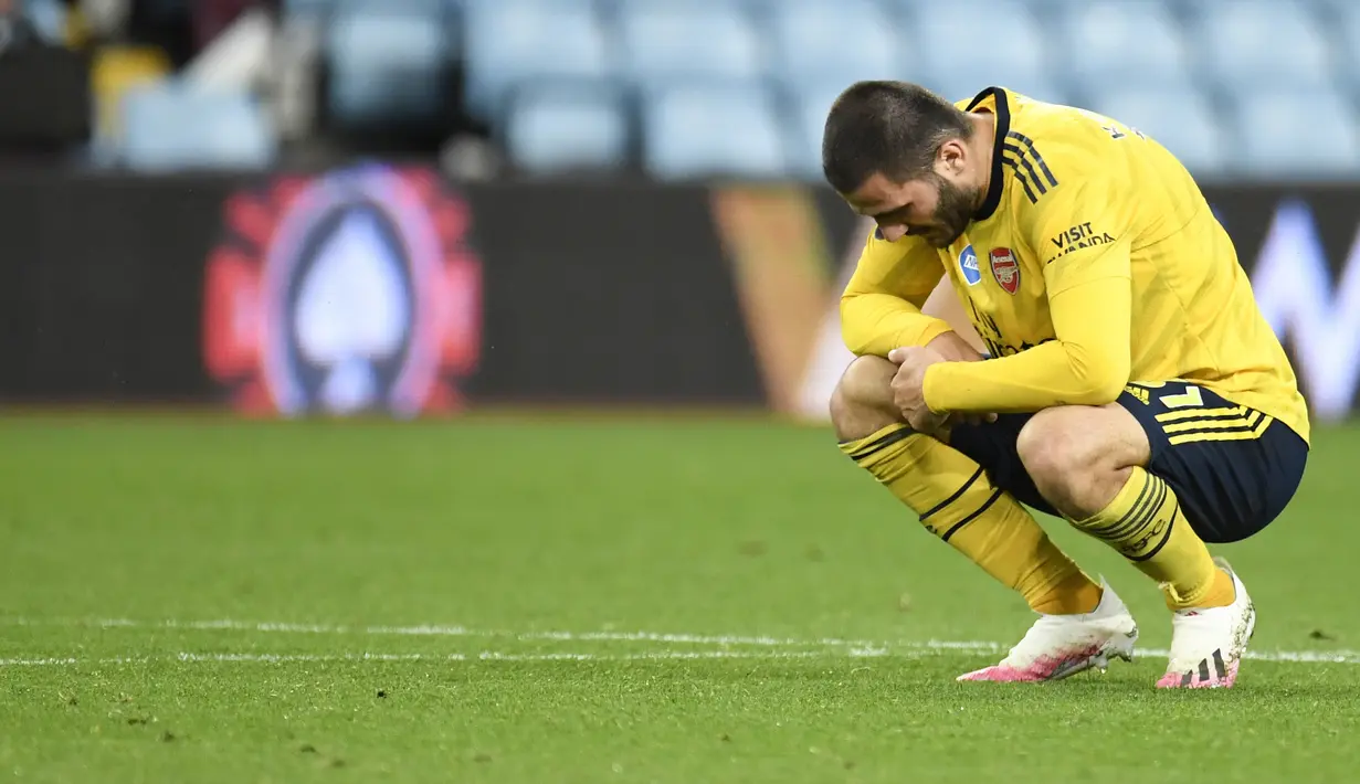 Pemain Arsenal Sead Kolasinac tertunduk usai menghadapi Aston Villa pada pertandingan Liga Premier Inggris di Villa Park, Birmingham, Inggris, Selasa (21/7/2020). Aston Villa menang 1-0. (AP Photo/Peter Powell, Pool)