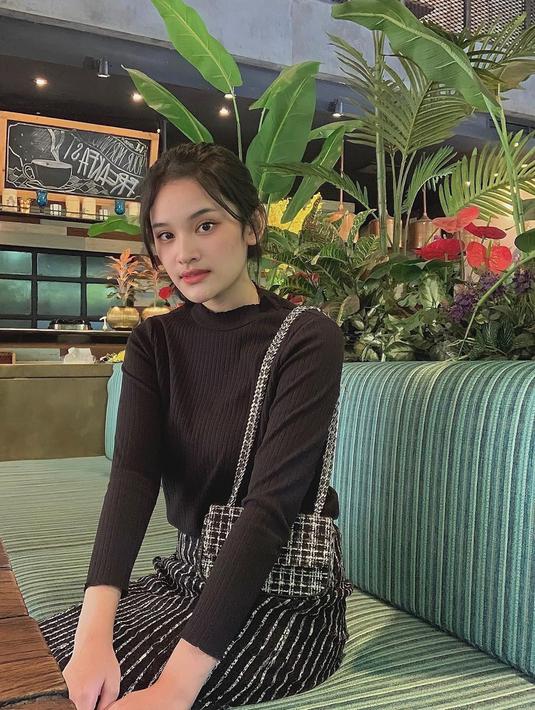 Pemilik nama lengkap Adzana Shaliha Alifyaa memang pintar padupadakan warna outfit yang ia kenakan. Bahkan warna dari tas yang dibawa Ashel sama dengan celana yang dikenakannya. Potret cantik Ashel ini sukses menuai atensi para penggemarnya. (Liputan6.com/IG/@jkt48.ashel)