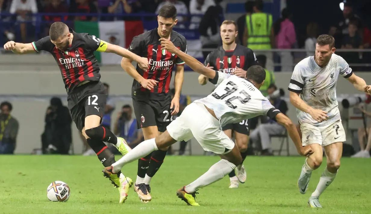 <p>Penyerang AC Milan, Ante Rebic berusaha melewati bek Liverpool, Joel Matip selama pertandingan Dubai Super Cup 2022 di stadion al-Maktoum, Uni Emirat Arab, Jumat (16/12/2022). Liverpool menang telak atas AC Milan 4-1. (AFP/Karim Sahib)</p>