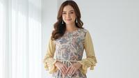 7 Model Dress Batik Kombinasi Kain Polos Warna Pastel yang Anggun, Modern dan Nyaman Dipakai (foto: Gemini)