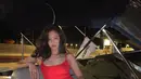 Tampil berani kenakan little red dress, potret Jennie BLACKPINK di after party Jacquemus langsung viral dan menjadi perbincangan hangat di media sosial.  [@jennierubyjane]