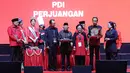 (Dari kanan) Ketua DPR Puan Maharani, Presiden Joko Widodo, Ketua Umum PDI Perjuangan Megawati Soekarnoputri, Wakil Presiden Ma’ruf Amin dan Ketua DPP Bidang Ekonomi Kreatif dan Ekonomi Digital Prananda Prabowo setelah acara tumpeng dalam acara peringatan hari ulang tahun (HUT) ke-50 PDI-P di JIExpo Kemayoran, Jakarta, Selasa (10/1/2023).  (FOTO: Dok. Istimewa)