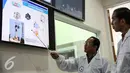 Presiden Jokowi mendengarkan penjelasan staf terkait satelit Ekuatorial pertama Indonesia, Lapan A2 di Pusat Teknologi Satelit Lapan, Bogor, Kamis (3/9/2015). Satelit tersebut nantinya akan segera diberangkatkan ke India. (Liputan6.com/Faizal Fanani)