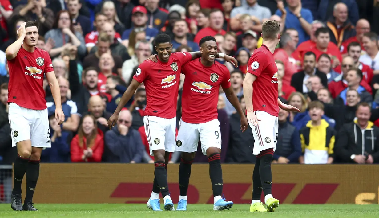 Penyerang Manchester United, Anthony Martial (kedua kanan) berselebrasi dengan rekannya usai mencetak gol ke gawang Chelsea pada pertandingan Liga Inggris di Old Trafford (11/8/2019). MU menang telak 4-0 atas Chelsea. (AP Photo/Dave Thompson)