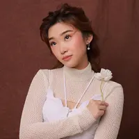 Semakin tenarnya Livy, semakin membuat banyak orang terkesima dengan setiap gaya pemotretan yang ia jalani. Ya, Livy sering lakukan pemotretan untuk mengabadikan potret cantiknya. Outfit putih kian menyempurnakan penampilan Livy yang tampak elegan. (Liputan6.com/IG/@livyrenata)