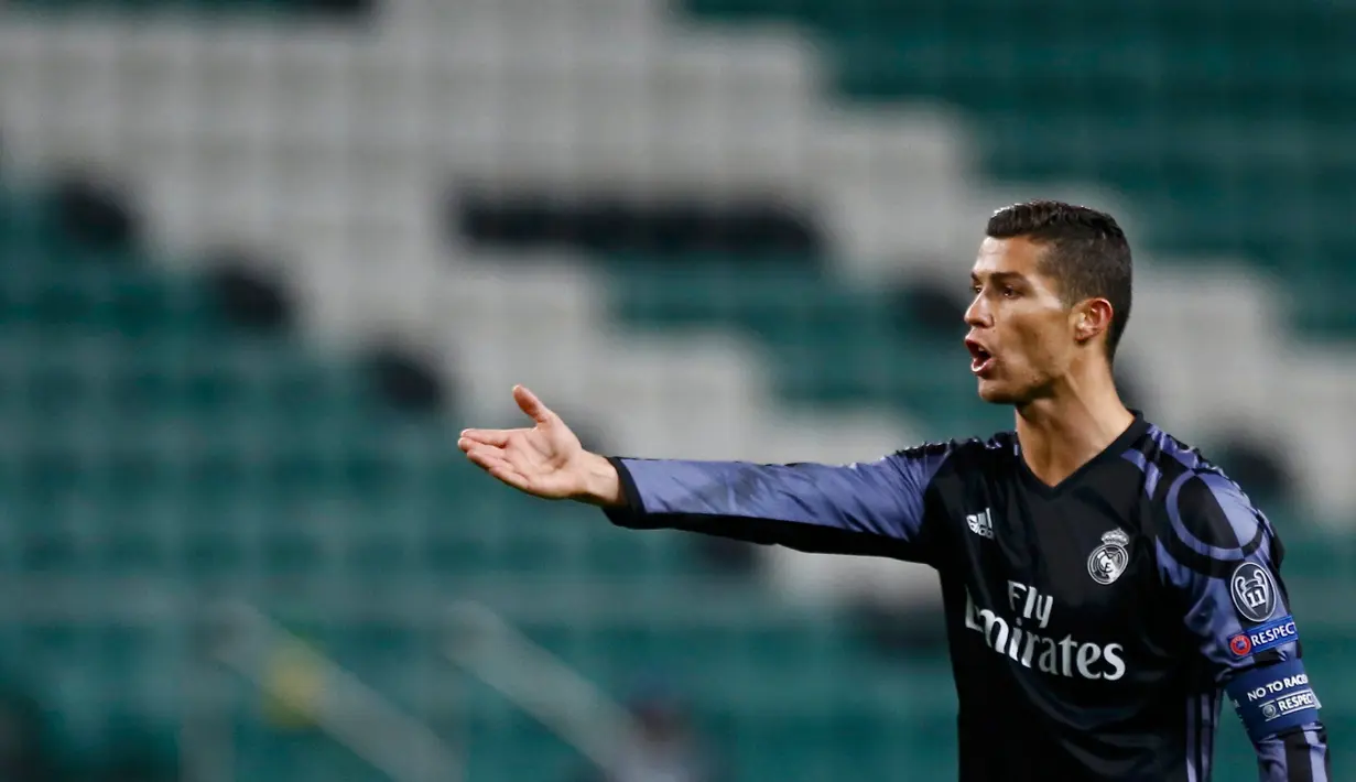 Ekspresi Cristiano Ronaldo saat pertandingan Legia Warszawa menjamu Real Madrid di Stadion Pepsi Arena, Warsawa, Polandia (2/11). Akibat ulah rasial suporter Legia, mereka mendapatkan sanksi dari UEFA tanding tanpa penonton. (Reuters/Kacper Pempel)
