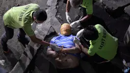 Tim penyidik memeriksa pria yang tewas di Manila, Filipina, (21/9). Sebelumnya, putri seorang bangsawan Inggris tewas ditembak orang tak dikenal di Filipina di tengah perang melawan narkoba yang dikobarkan Presiden Rodrigo Duterte. (REUTERS/Ezra Acayan)