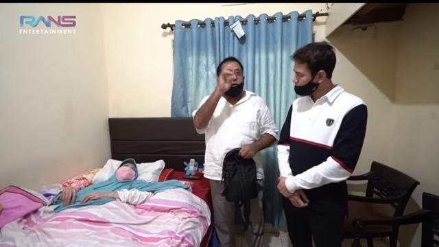 6 Momen Raffi Ahmad Jenguk Aminah Cendrakasih ‘Si Doel’, Suatu Kebanggaan