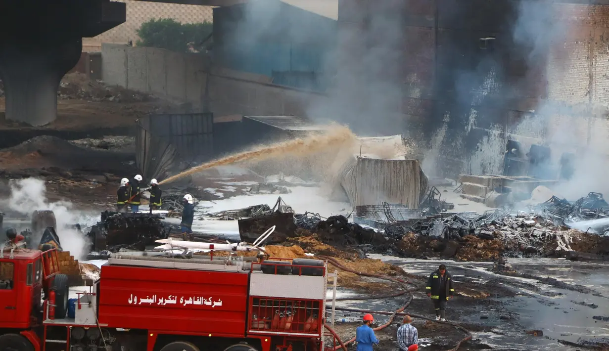 Para petugas pemadam kebakaran berupaya memadamkan api di lokasi kebakaran pipa minyak mentah di Kairo, ibu kota Mesir (14/7/2020). Sebanyak 17 orang terluka akibat insiden kebakaran pipa minyak mentah di Kairo, demikian disampaikan Kementerian Kesehatan Mesir. (Xinhua/Ahmed Gomaa)