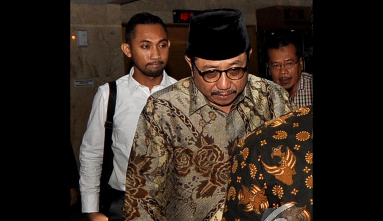 Mantan Sekjen ESDM Waryono Karyo berjalan keluar gedung KPK, Jakarta, Senin (17/11/2014)(Liputan6.com/Miftahul Hayat)