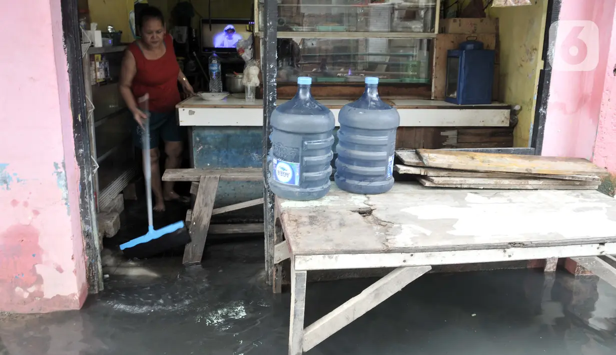 Aktivitas warga di tengah banjir yang masih merendam Kampung Rawa Indah, Jakarta Utara, Senin (24/2/2020). Kampung yang terletak di dua kelurahan, yakni Sukapura dan Pegangsaan Dua tersebut masih terendam banjir hingga sore ini dengan ketinggian air 30-50 cm. (merdeka.com/Iqbal S Nugroho)