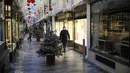 Seorang pria mengenakan masker berjalan di sebuah pusat perbelanjaan di London, Inggris (23/11/2020). PM Inggris Boris Johnson mengumumkan sistem pembatasan coronavirus bertingkat yang "lebih ketat" untuk menggantikan lockdown Inggris saat ini yang berakhir 2 Desember. (Xinhua/Tim Ireland)