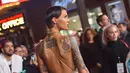 Punggung Ruby Rose yang penuh dengan sejumlah tato terlihat saat dirinya menghadiri penayangan perdana film terbaru "xXx: Return of Xander Cage" di teater TCL Chinese di Los Angeles, California, , AS, Kamis (19/1). (AFP Photo/ Charley Gallay)