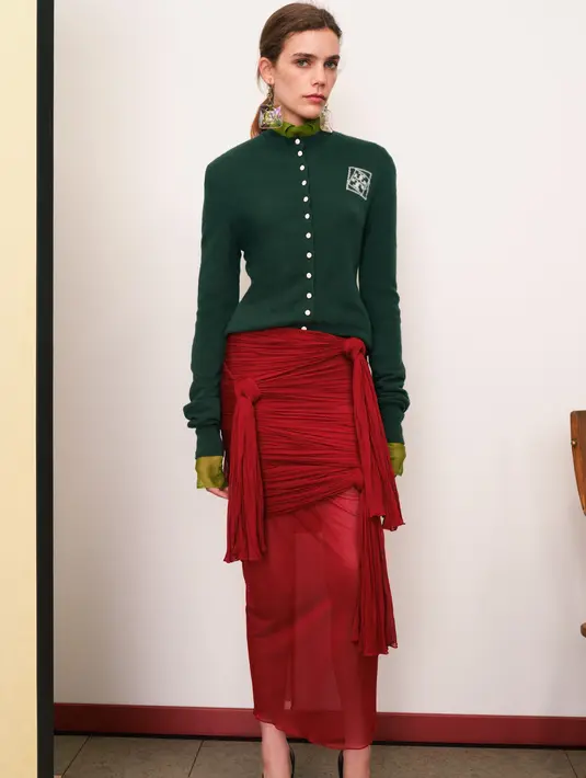 <p>Tory Burch mengambil pola dasar pakaian olahraga dan meningkatkan kepribadiannya dengan sedikit funk, dan banyak kesenangan. Siluet pakaian seperti kemeja polo, kardigan, celana jins lima saku, jas panjang, dan setelan rok. Di sini, penampilannya memancarkan gaya tahun 90-an yang keren dengan kepekaan modern dalam palet warna cerahnya dan perpaduan antara busana kasual dan mewah. Dok. Tory Burch</p>