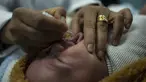Anak-anak Palestina menerima vaksin pentavalen di Rafah, Jalur Gaza, Selasa, 2 Januari 2024. (AP Photo/Fatima Shbair)