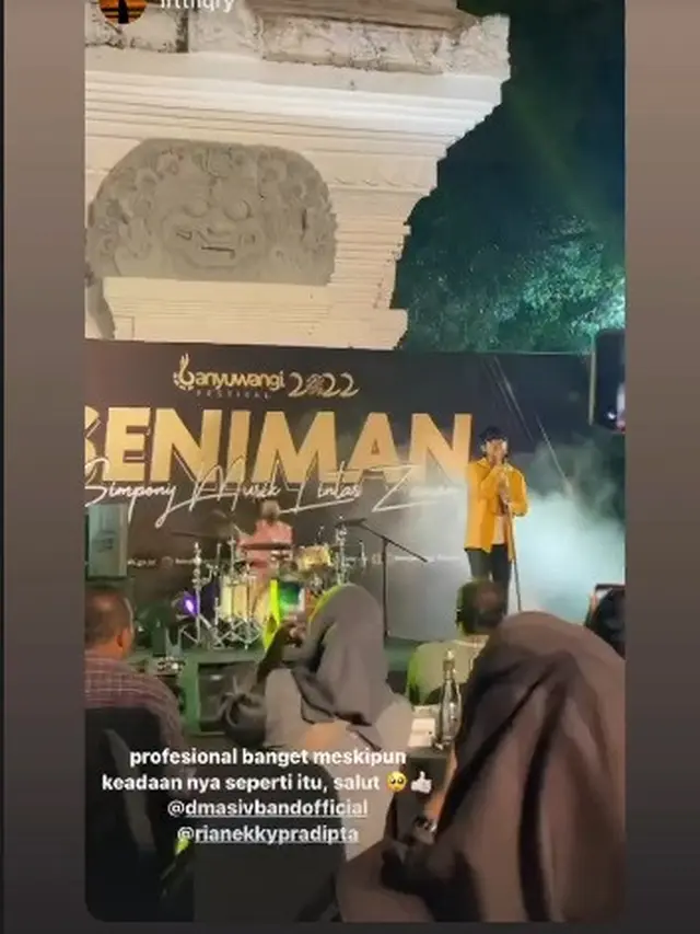Rian bersama D'Masiv tetap manggung di Banyuwangi beberapa jam setelah kecelakaan (Foto: Instagram/@rianekkypradipta)