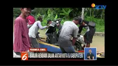 Salah satu warga manfaatkan banjir jadi ladang rezeki dengan membuka jasa perahu angkut.
