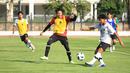 Kiper Timnas Indonesia U-17, Andrika Fathir, berusaha merebut bola saat sesi latihan di Lapangan A Senayan, Jakarta, Kamis (20/7/2023). (Bola.com/M Iqbal Ichsan)