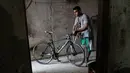 Atlet sepeda asal Palestina, Alaa Al-Daly berdiri di samping sepeda miliknya di Rafah, Jalur Gaza, 19 April 2018. Setelah kehilangan kaki, kini Alaa Al-Daly bertekad melanjutkan mimpinya di ajang Paralympiade atau Asian Para Games. (AFP/SAID KHATIB)