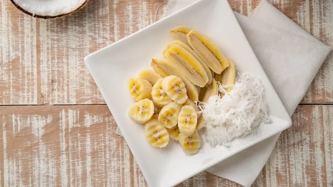 pisang kukus rebus kelapa parut