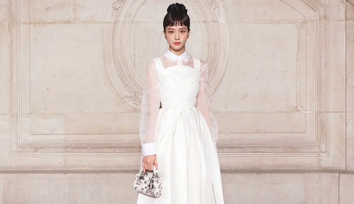 Jisoo Blackpink diketahui telah menjadi global ambassador untuk brand fashion Dior sejak 2021 lalu. Dirinya pun kerap tampil dalam perhelatan fashion show yang digelar oleh brand mewah asal Prancis. (Liputan6.com/IG/@Dior)