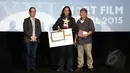 Senyum bahagia para pemenang XXI Short Film Festival 2015 di Epicentrum XXI, Kuningan, Jakarta, Minggu (22/3/2015).(Liputan6.com/Yoppy Renato)