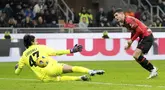 Gelandang AC Milan Christian Pulisic mencetak gol pembuka melewati kiper Sassuolo Andrea Consigli pada duel pekan ke-18 Serie A 2023/2024 di San Siro, Minggu (31/12/2023). (AP Photo/Antonio Calanni)