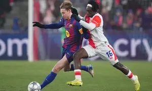 Frenkie de Jong dikawal oleh David Moses dalam laga Liga Champions antara Slavia Praha vs Barcelona di Fortuna Arena, 22 Januari 2026. (AP Photo/Petr David Josek)