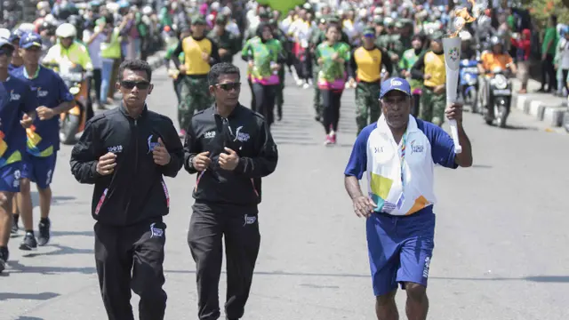 FOTO: Abdul Rojak Bawa Obor Asian Games Melintasi Banjarmasin