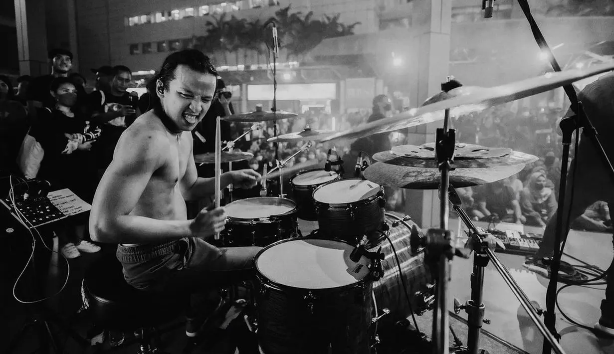 Ray Prasetya memperlihatkan aksi panggungnya saat bermain di dalam ruangan. Mantan personel Super Idola Band ini membuka bajunya. (Foto: Instagram/@rayprasetya22)