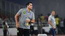 Pelatih Malaysia U-23, Mohd Nafuzi memberikan instruksi kepada para pemainnya dalam laga Grup A Piala AFF U-23 2025 melawan Timnas Indonesia di Stadion Utama Gelora Bung Karno (SUGBK), Senayan, Jakarta, Senin (21/07/2025). (Bola.com/Abdul Aziz)