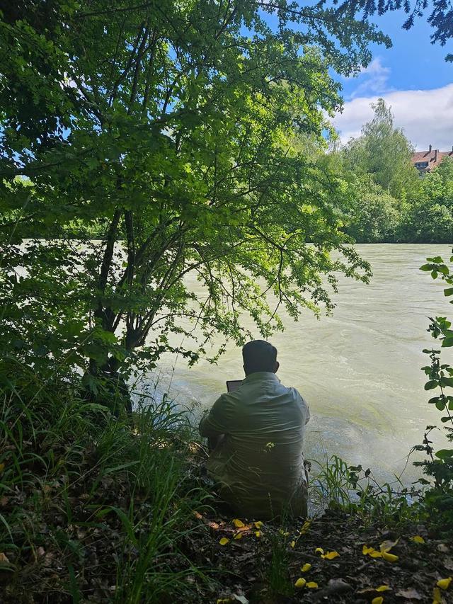 5 Potret Ridwan Kamil dan Keluarga Kunjungi Sungai Aare, Kenang Mendiang Eril