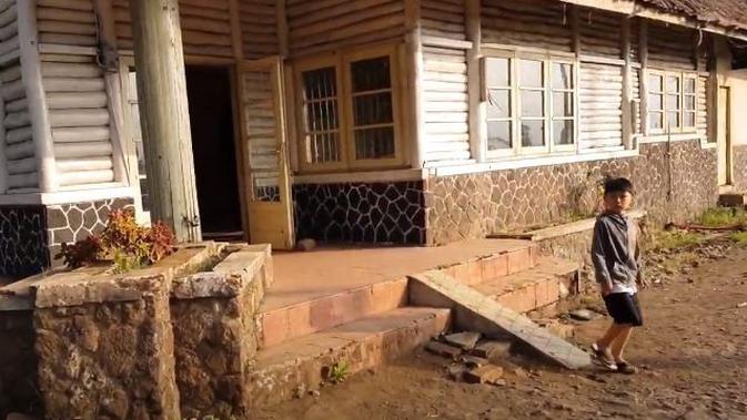 Intip rumah yang dijadikan lokasi syuting film Pengabdi Setan. (Sumber: YouTube/ViJe RaY)