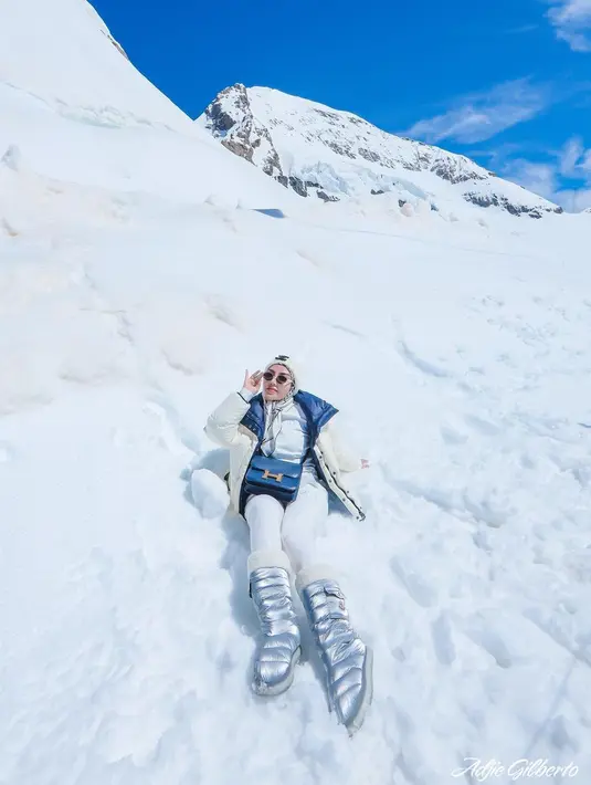 Bella Shofie main ice skating dengan penuh gaya. Ia memadukan baju musim dinginnya dalam nuansa putih dan biru. [Foto: Instagram/bellashofie_rigan]