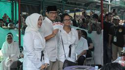 Calon Wakil Gubernur (Cawagub) DKI Jakarta, Sandiaga Uno bersama istri dan anaknya menunujukan kertas suara saat menggunakan hak pilihya dalam Pilkada Putaran kedua di TPS 01, Kebayoran Baru, Jakarta, Rabu (19/4). (Liputan6.com/Helmi Afandi)