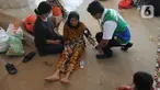 Paramedis memeriksa kesehatan pengungsi korban ledakan kilang minyak di Pendopo Kabupaten Indramayu, Senin (29/03/2021). Sekitar 900 warga saat ini mengungsi dari lima desa terdampak ledakan kilang minyak Balongan.  (merdeka.com/Arie Basuki)